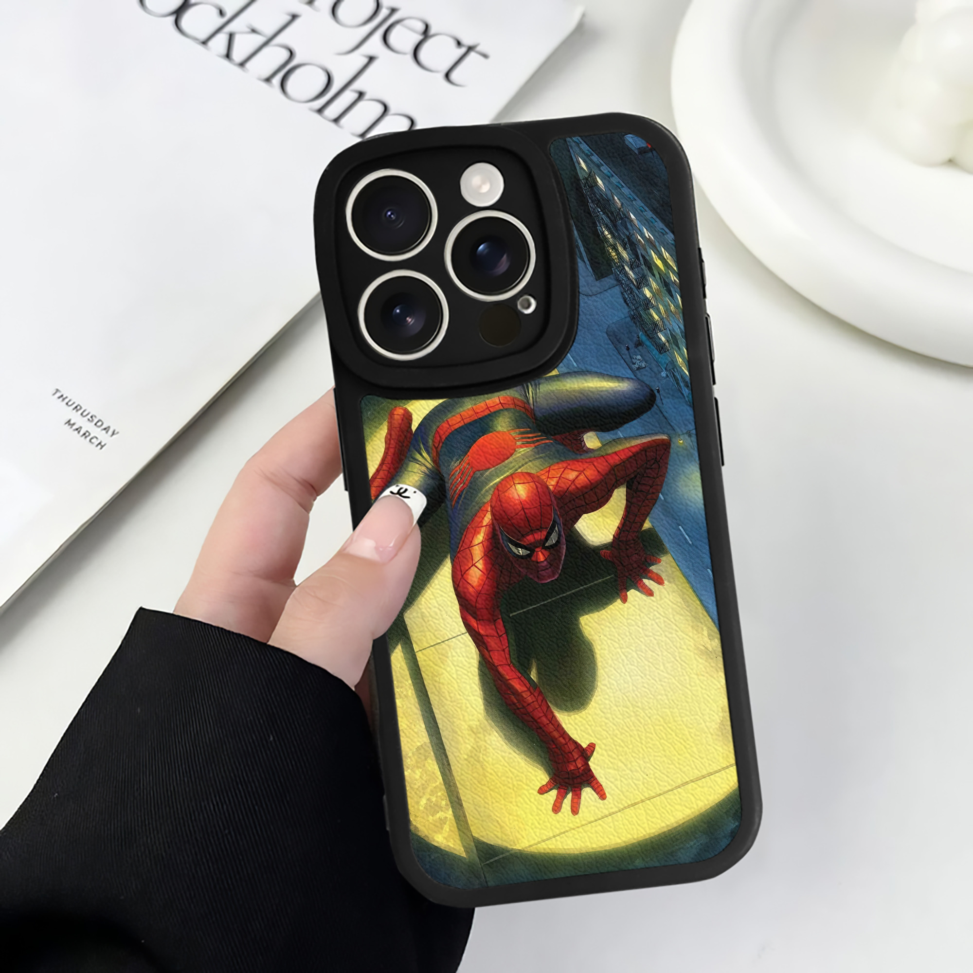 （画像用） Spider Man スパイダーマン 【iPhone 16シリーズ対応】シリコンスマホケース（レザー調） 材質：シリコン